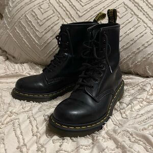 Lightly used Dr.Martens size 7!